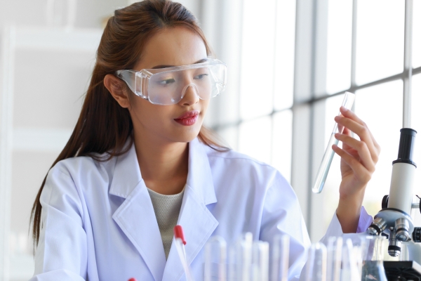 Female medical laboratory technologist analyzing a lab sample.